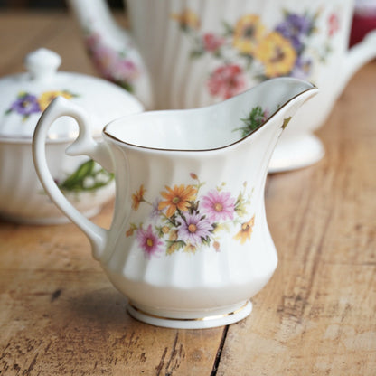 Service à thé "Betsy" en porcelaine anglaise fleurie et dorée Windsor