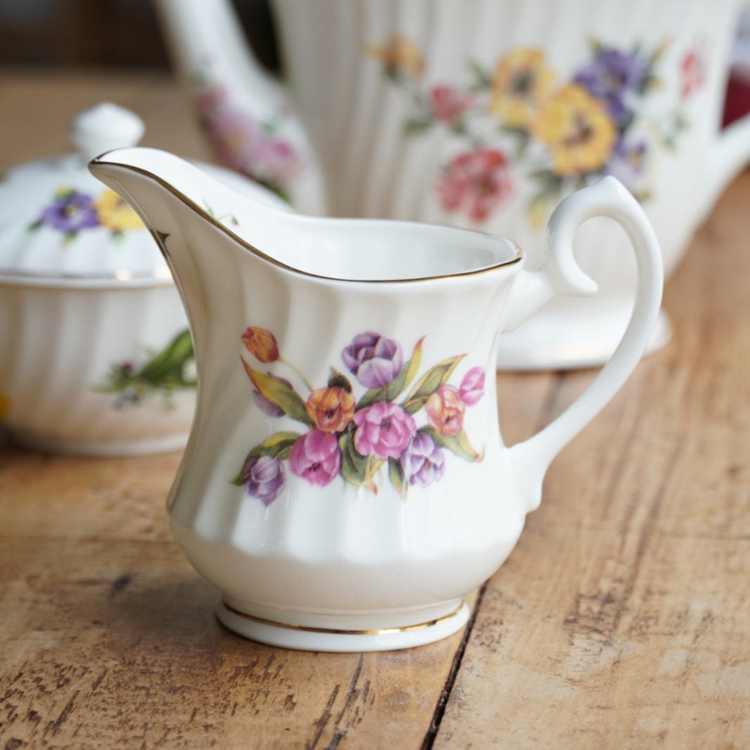 Service à thé "Betsy" en porcelaine anglaise fleurie et dorée Windsor