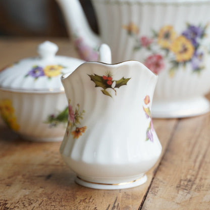 Service à thé "Betsy" en porcelaine anglaise fleurie et dorée Windsor