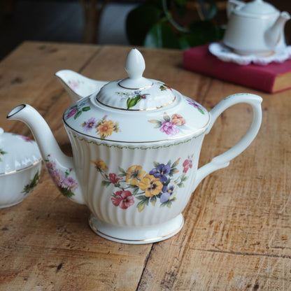 Service à thé "Betsy" en porcelaine anglaise fleurie et dorée Windsor