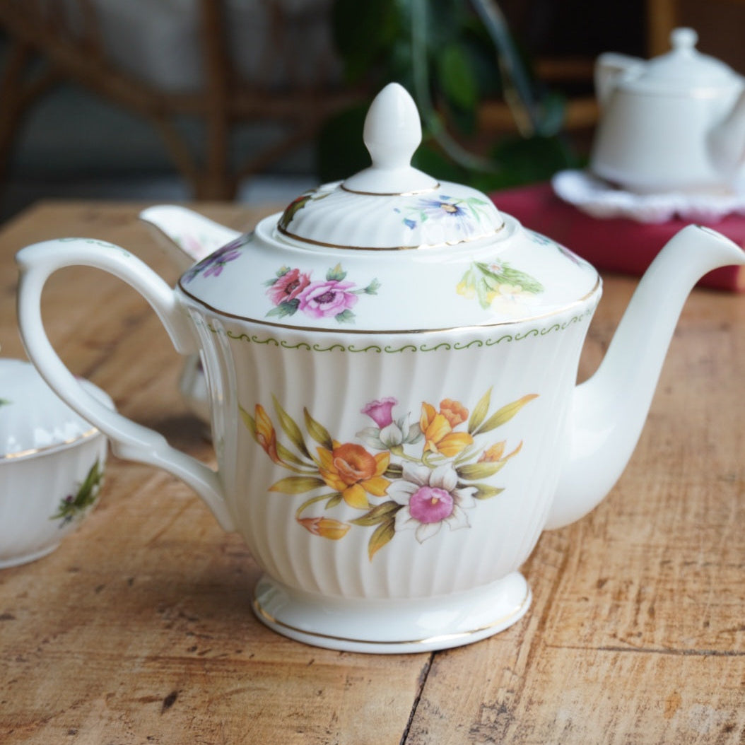 Service à thé "Betsy" en porcelaine anglaise fleurie et dorée Windsor