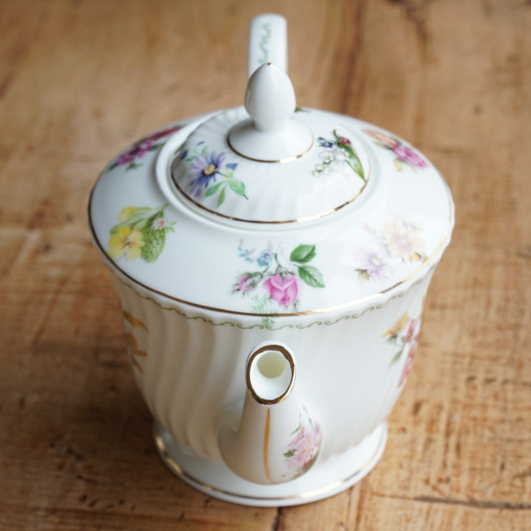 Service à thé "Betsy" en porcelaine anglaise fleurie et dorée Windsor