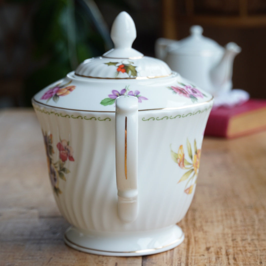 Service à thé "Betsy" en porcelaine anglaise fleurie et dorée Windsor