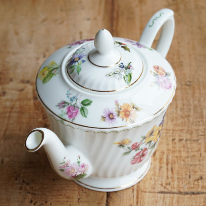 Service à thé "Betsy" en porcelaine anglaise fleurie et dorée Windsor
