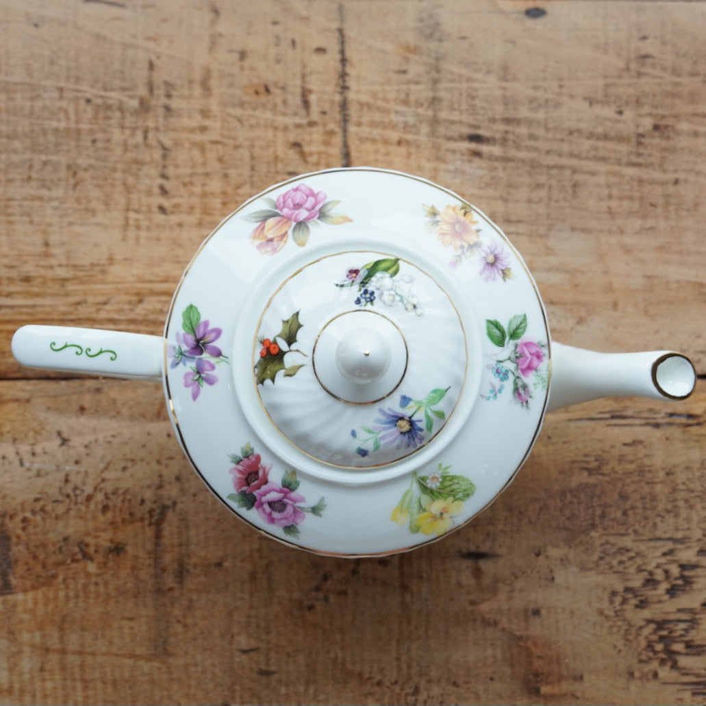 Service à thé "Betsy" en porcelaine anglaise fleurie et dorée Windsor