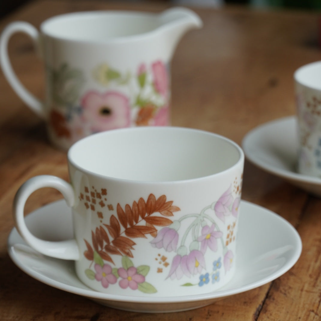 Petit service à thé ou à café "Sally" en porcelaine anglaise fleurie Wedgwood modèle Meadow Sweet