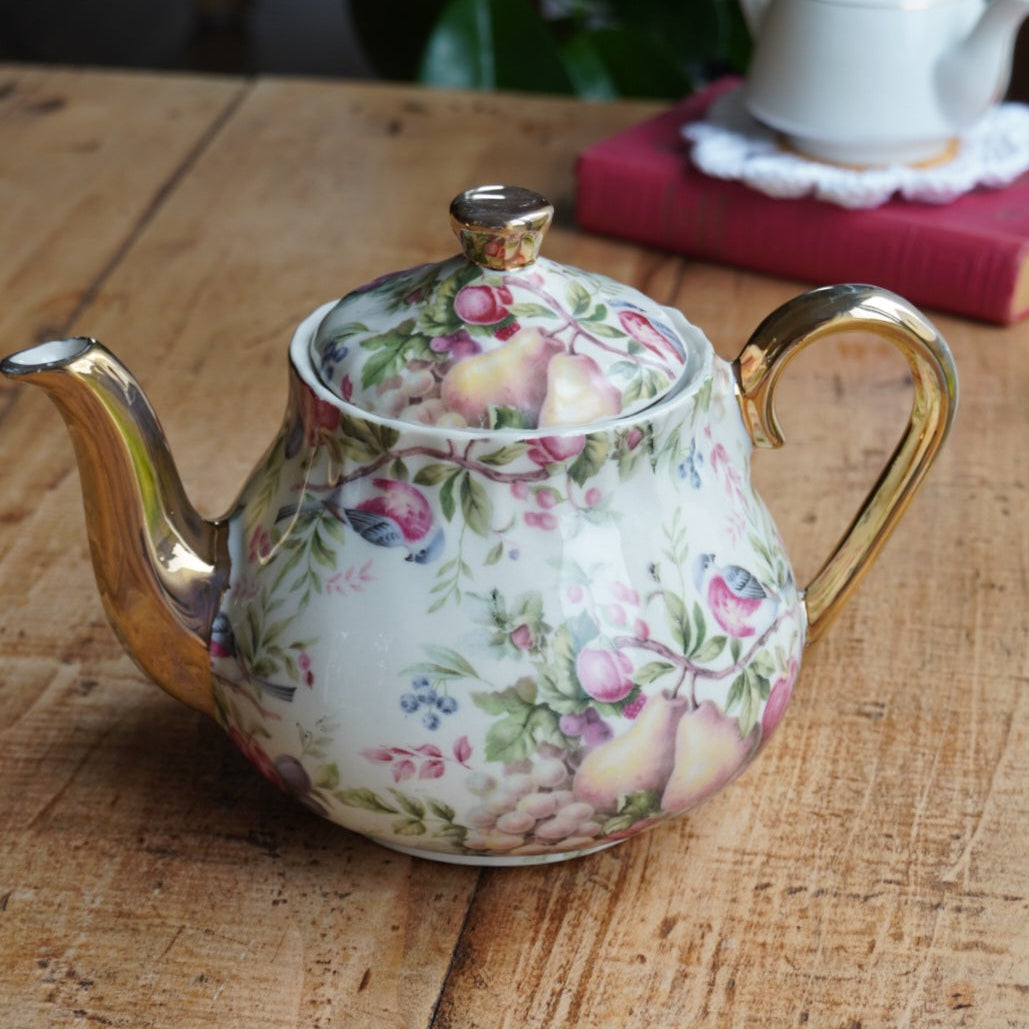Théière "Fern" en porcelaine anglaise dorée aux motifs fruités Heron Cross Pottery