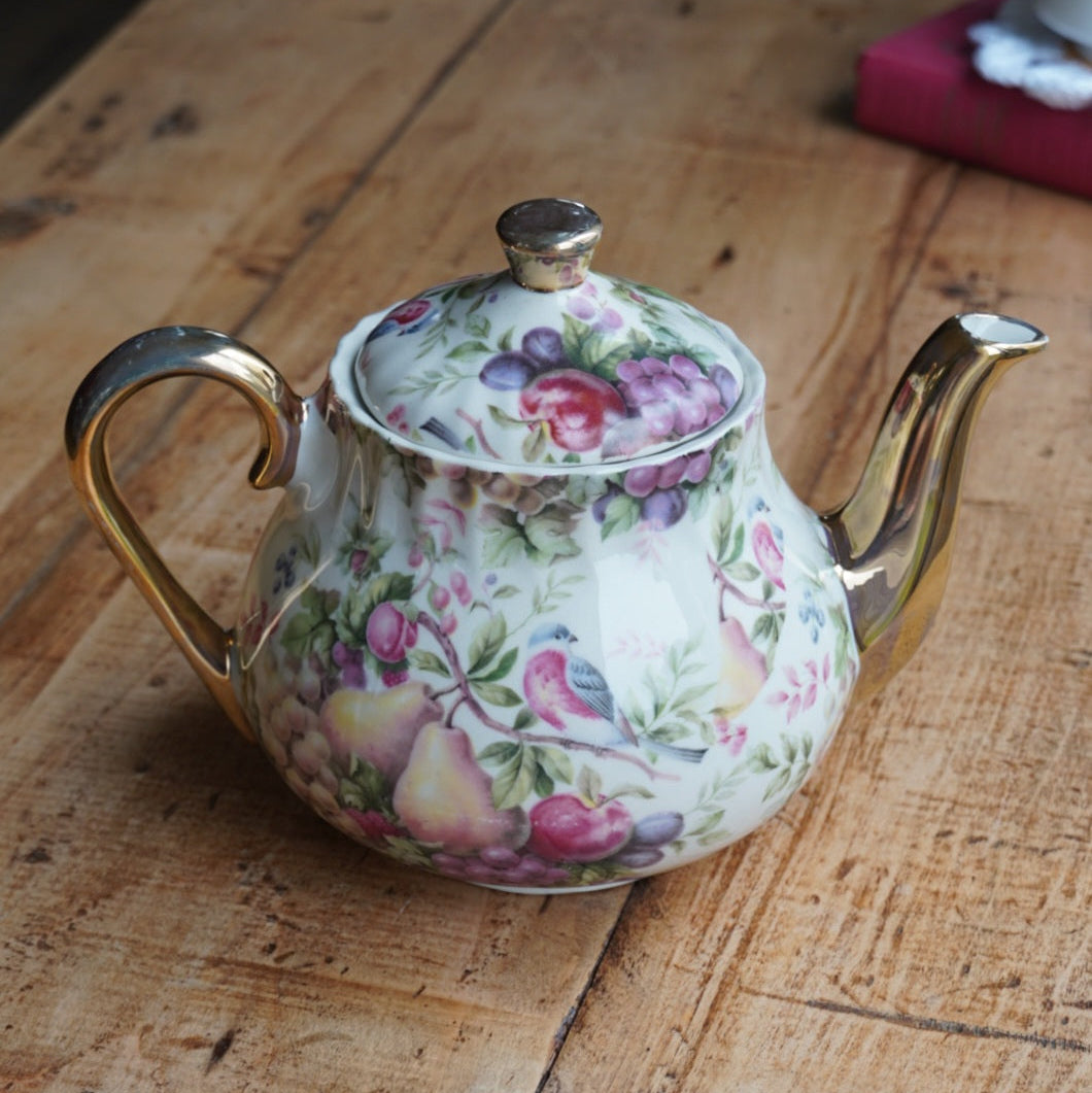 Théière "Fern" en porcelaine anglaise dorée aux motifs fruités Heron Cross Pottery