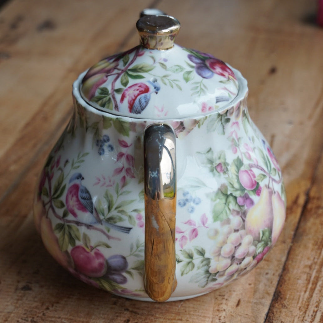 Théière "Fern" en porcelaine anglaise dorée aux motifs fruités Heron Cross Pottery