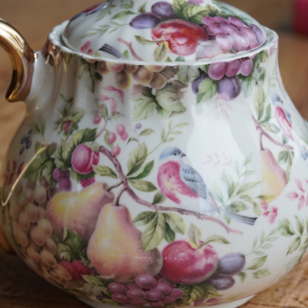 Théière "Fern" en porcelaine anglaise dorée aux motifs fruités Heron Cross Pottery