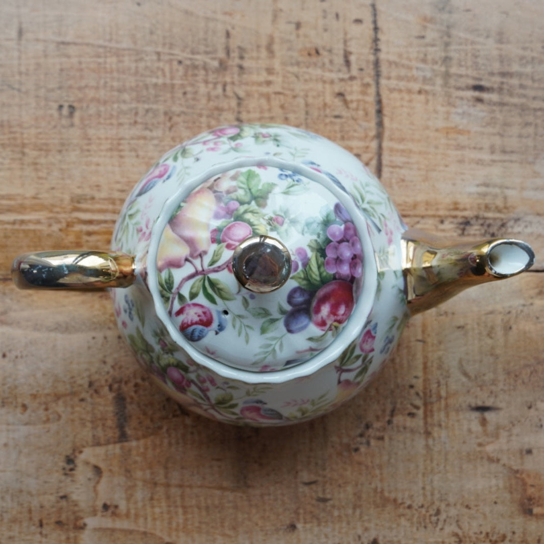 Théière "Fern" en porcelaine anglaise dorée aux motifs fruités Heron Cross Pottery
