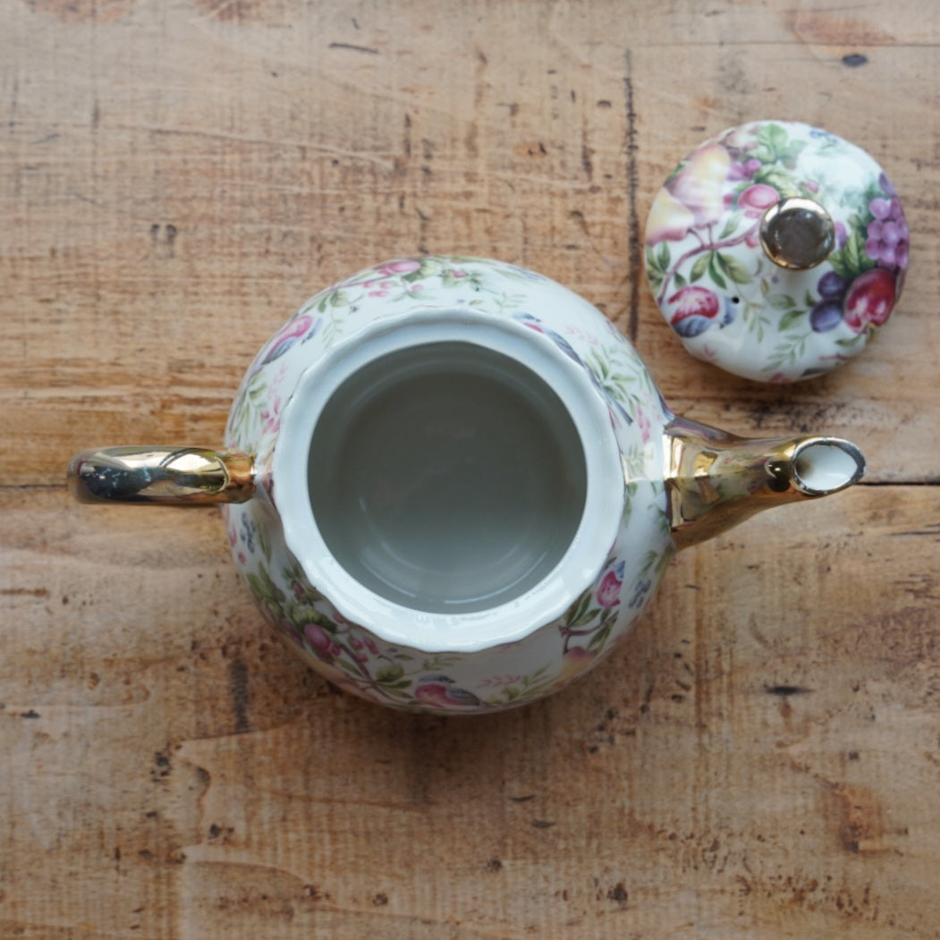 Théière "Fern" en porcelaine anglaise dorée aux motifs fruités Heron Cross Pottery