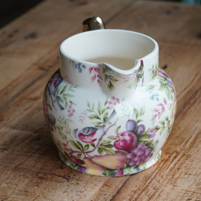 Pot à lait "Fern" en porcelaine anglaise dorée aux motifs fruités Heron Cross Pottery