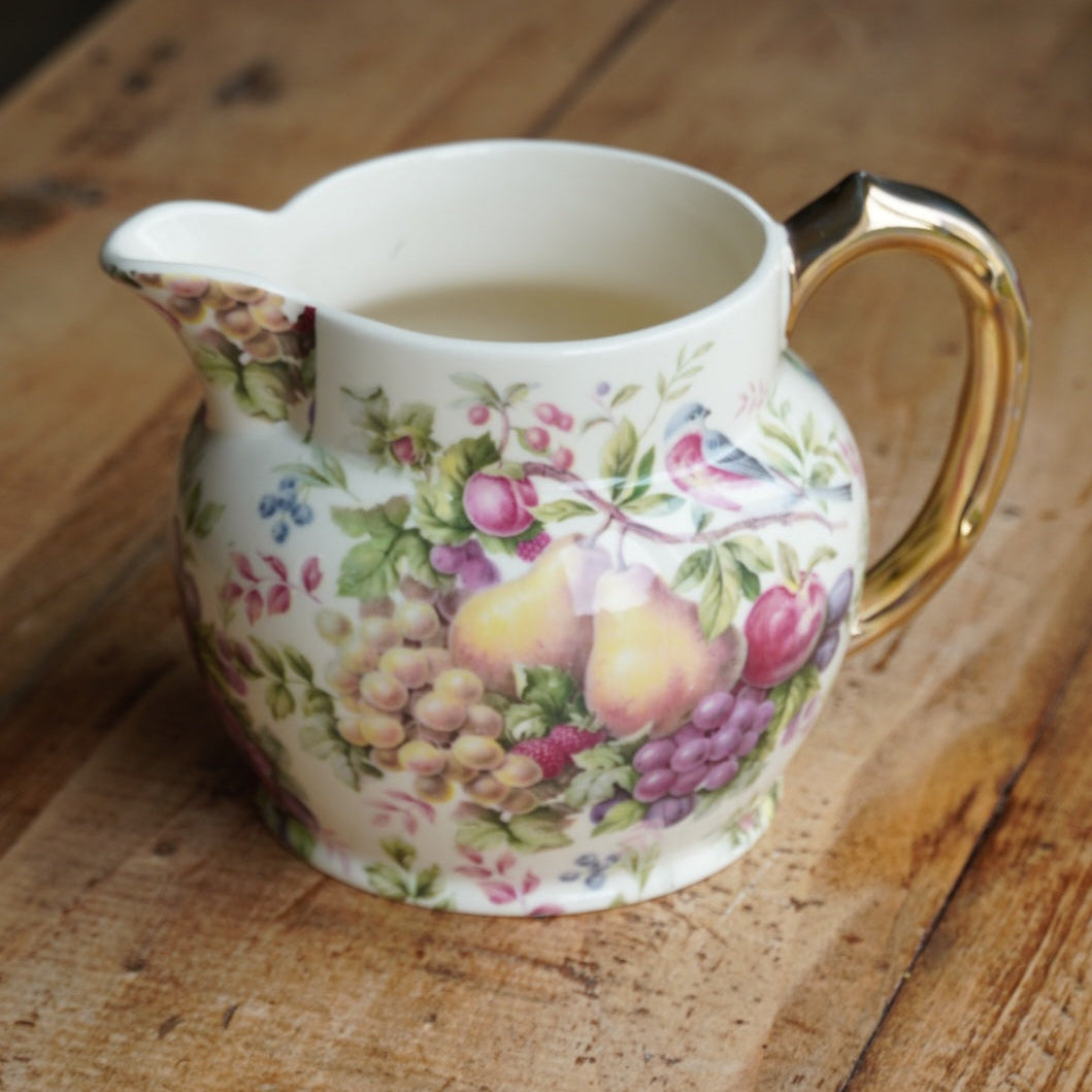 Pot à lait "Fern" en porcelaine anglaise dorée aux motifs fruités Heron Cross Pottery