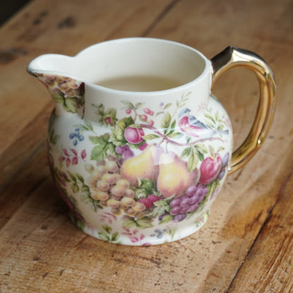 Pot à lait "Fern" en porcelaine anglaise dorée aux motifs fruités Heron Cross Pottery