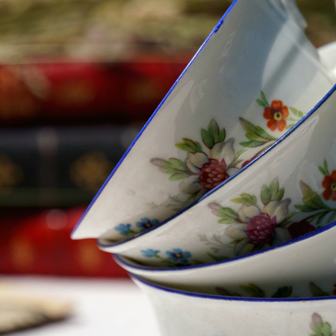 Tasses "Ebertine" en porcelaine ancienne et fleuries (lot de 4)