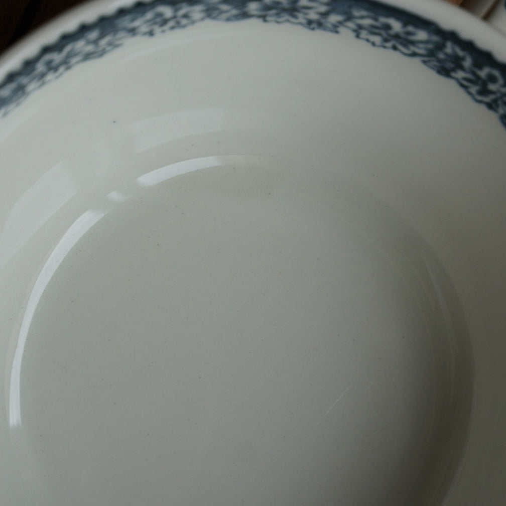 Tasse à 2 anses "Cheryl" en céramique anglaise aux motifs paysages bleutés W. H. Grindley modèle English Country Inn