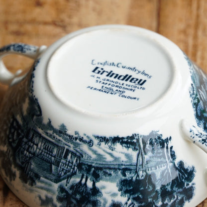 Tasse à 2 anses "Cheryl" en céramique anglaise aux motifs paysages bleutés W. H. Grindley modèle English Country Inn