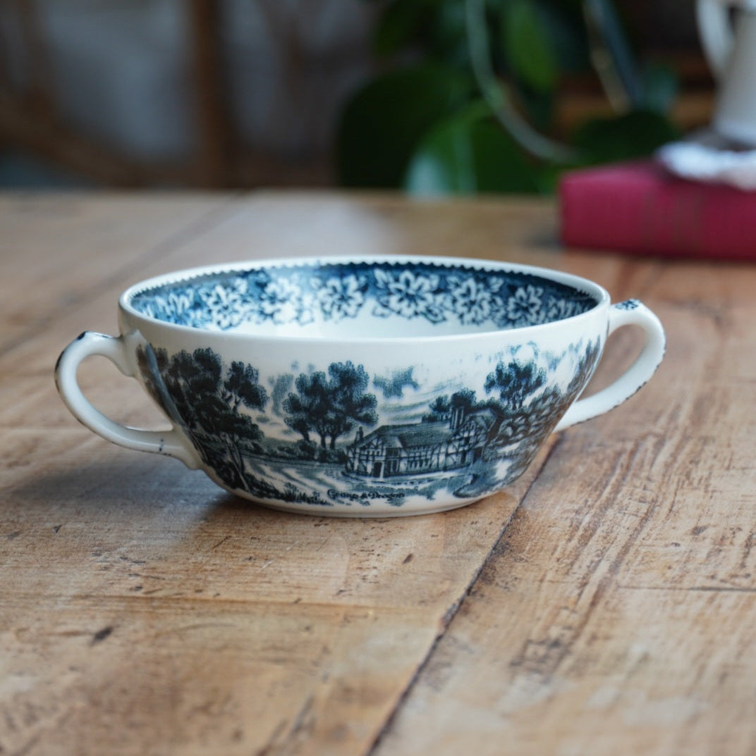 Tasse à 2 anses "Cheryl" en céramique anglaise aux motifs paysages bleutés W. H. Grindley modèle English Country Inn