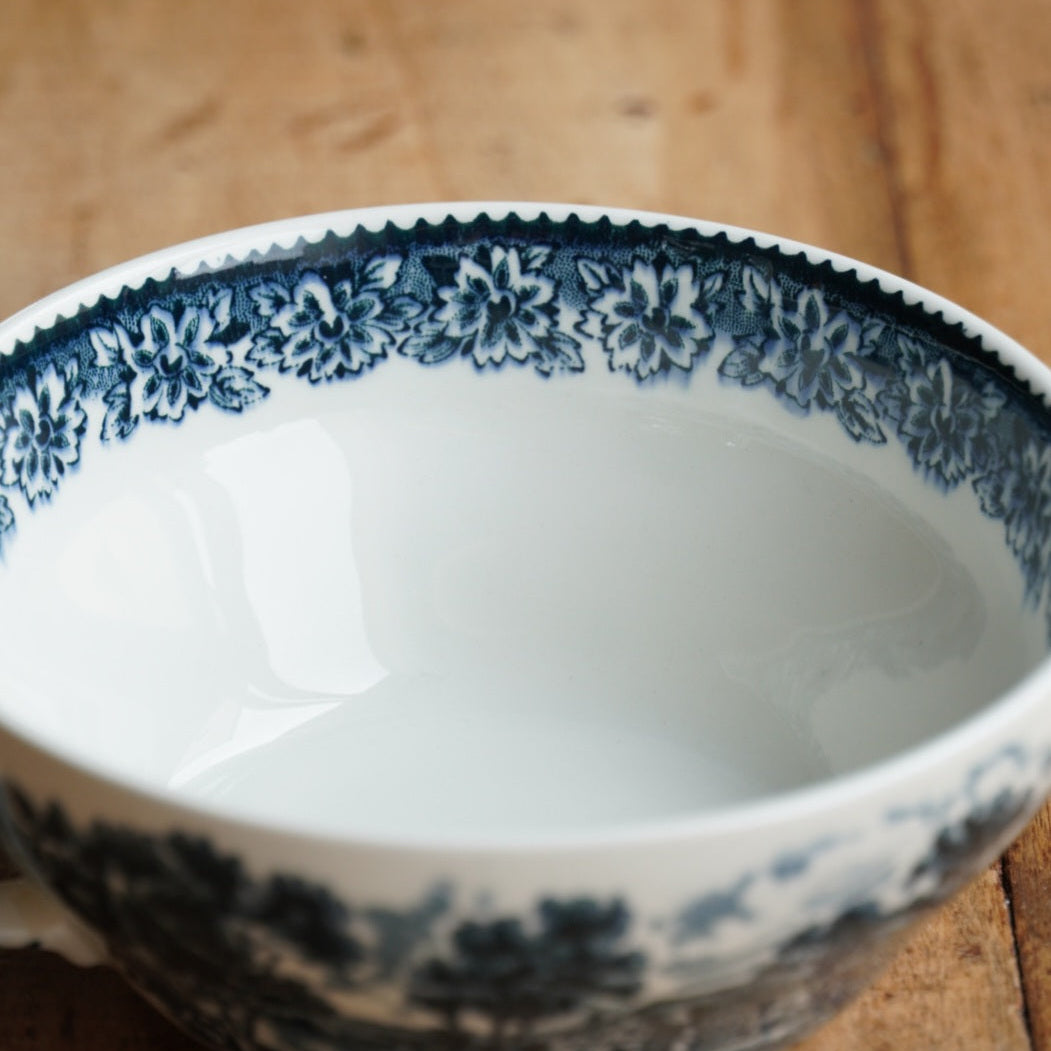 Tasse à 2 anses "Cheryl" en céramique anglaise aux motifs paysages bleutés W. H. Grindley modèle English Country Inn