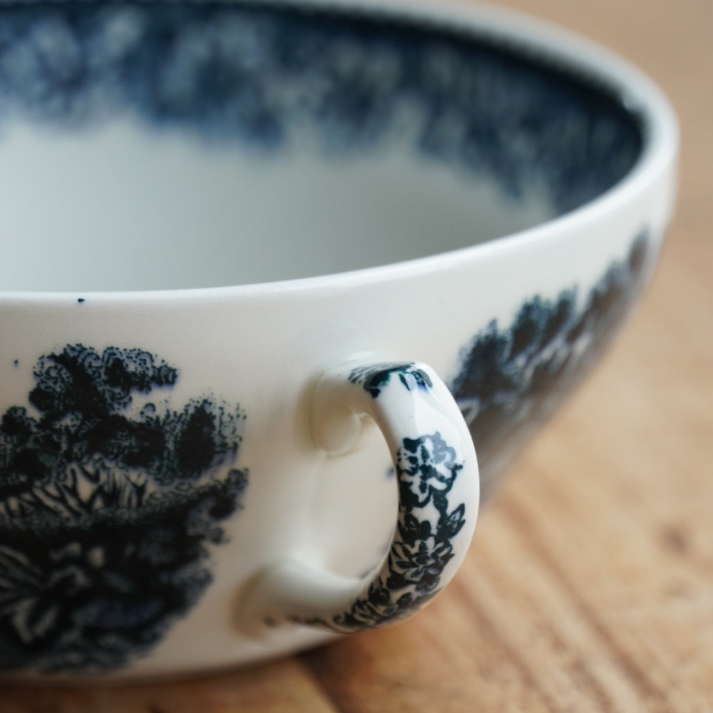 Tasse à 2 anses "Cheryl" en céramique anglaise aux motifs paysages bleutés W. H. Grindley modèle English Country Inn