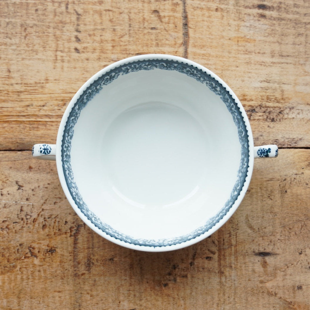 Tasse à 2 anses "Cheryl" en céramique anglaise aux motifs paysages bleutés W. H. Grindley modèle English Country Inn
