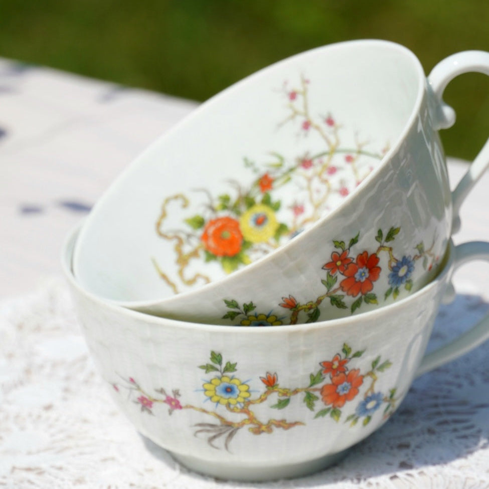 Tête à tête "Adelphine" de tasses en porcelaine de Limoges Giraud fleuries