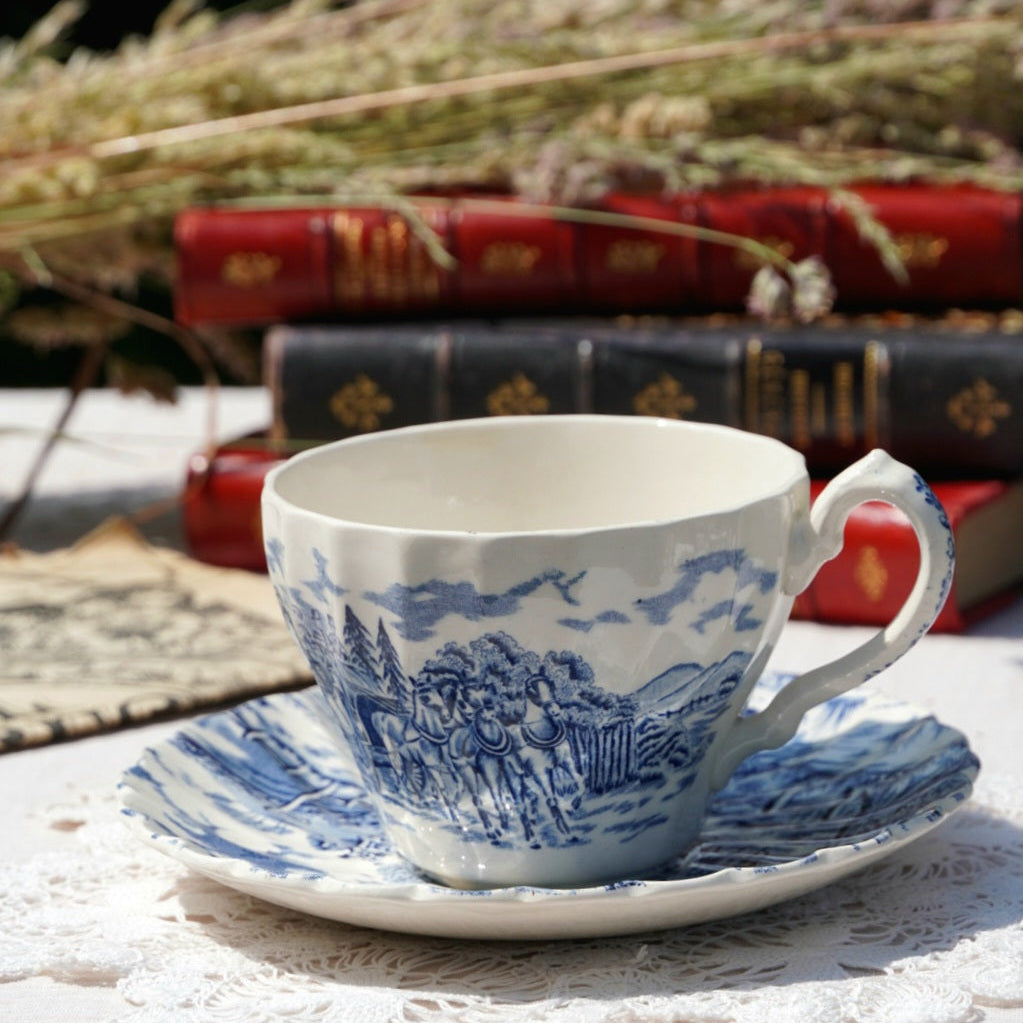 Tasse "Ethel" en céramique anglaise aux motifs bleutés