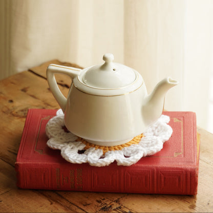 Sous-tasse "Marguerite" en crochet en forme de fleur au coeur jaune et pétales blanches