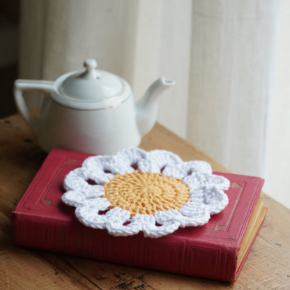 Sous-tasse "Marguerite" en crochet en forme de fleur au coeur jaune et pétales blanches