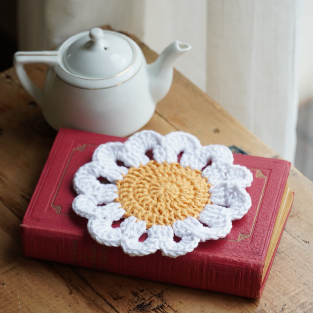 Sous-tasse "Marguerite" en crochet en forme de fleur au coeur jaune et pétales blanches
