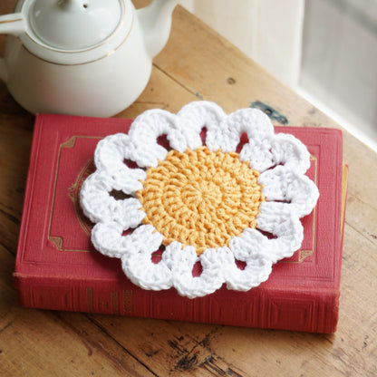Sous-tasse "Marguerite" en crochet en forme de fleur au coeur jaune et pétales blanches