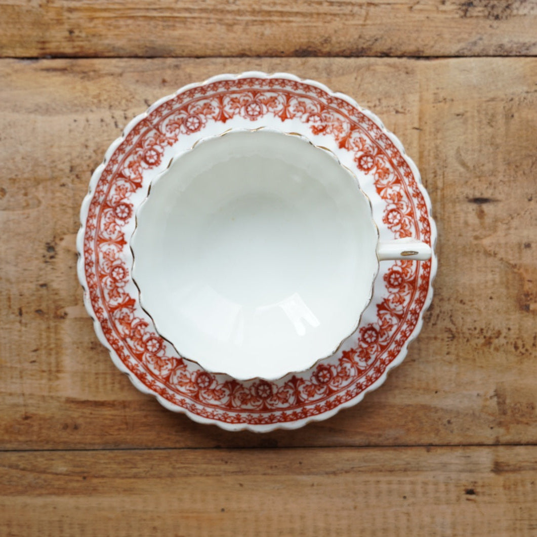 Grande tasse "Hazel" en porcelaine anglaise cannelée avec motifs rougeâtres Chapman