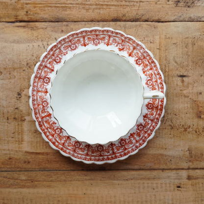 Grande tasse "Hazel" en porcelaine anglaise cannelée avec motifs rougeâtres Chapman