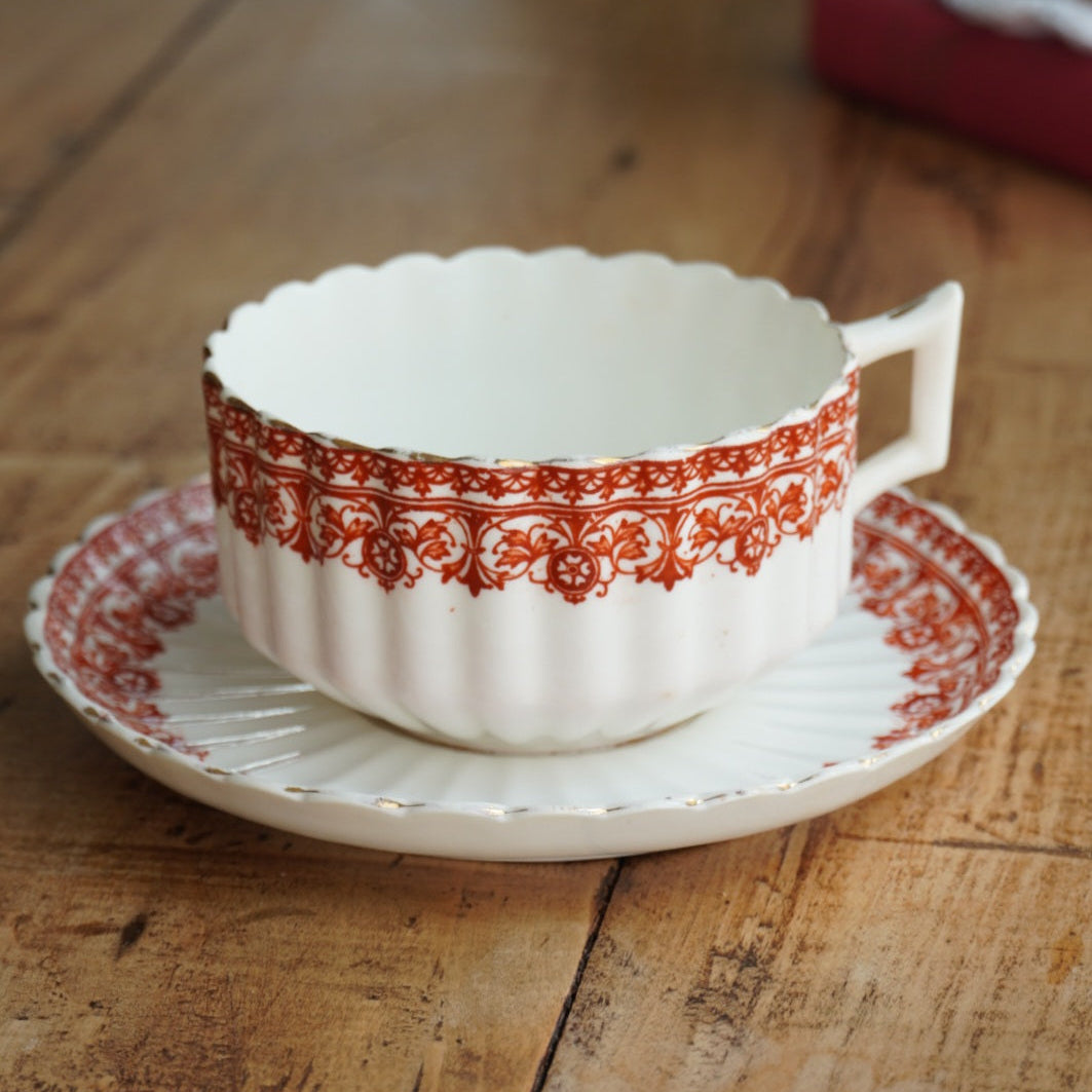 Grande tasse "Hazel" en porcelaine anglaise cannelée avec motifs rougeâtres Chapman