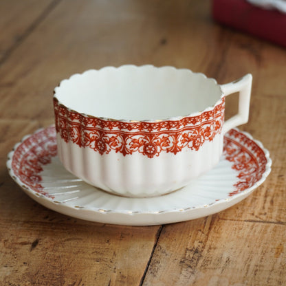 Grande tasse "Hazel" en porcelaine anglaise cannelée avec motifs rougeâtres Chapman