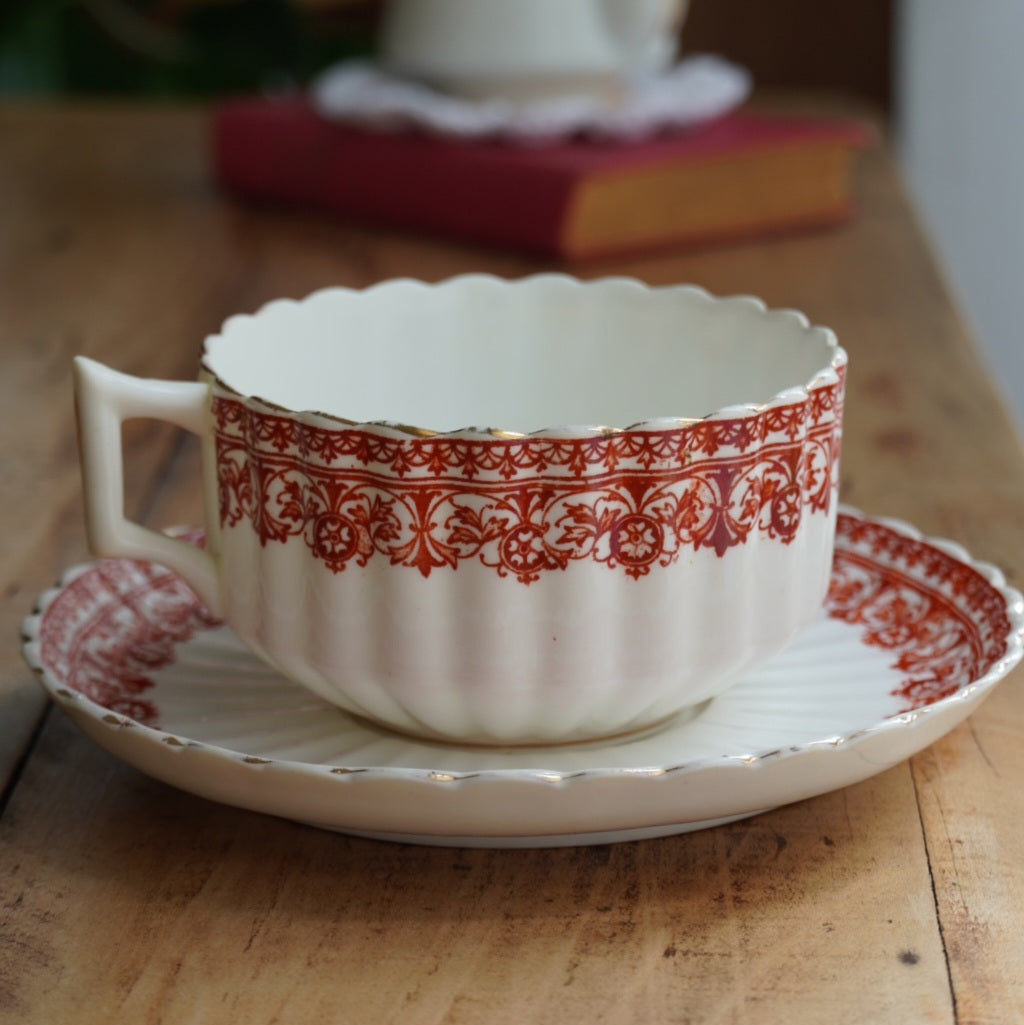 Grande tasse "Hazel" en porcelaine anglaise cannelée avec motifs rougeâtres Chapman