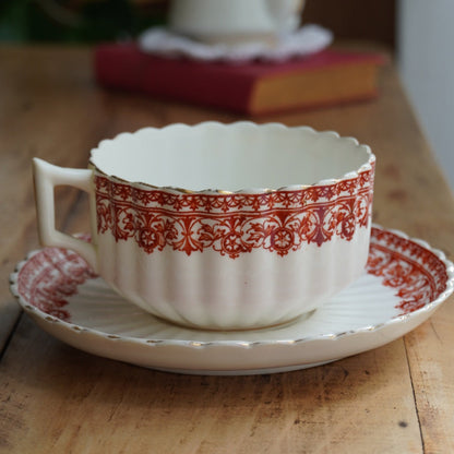 Grande tasse "Hazel" en porcelaine anglaise cannelée avec motifs rougeâtres Chapman