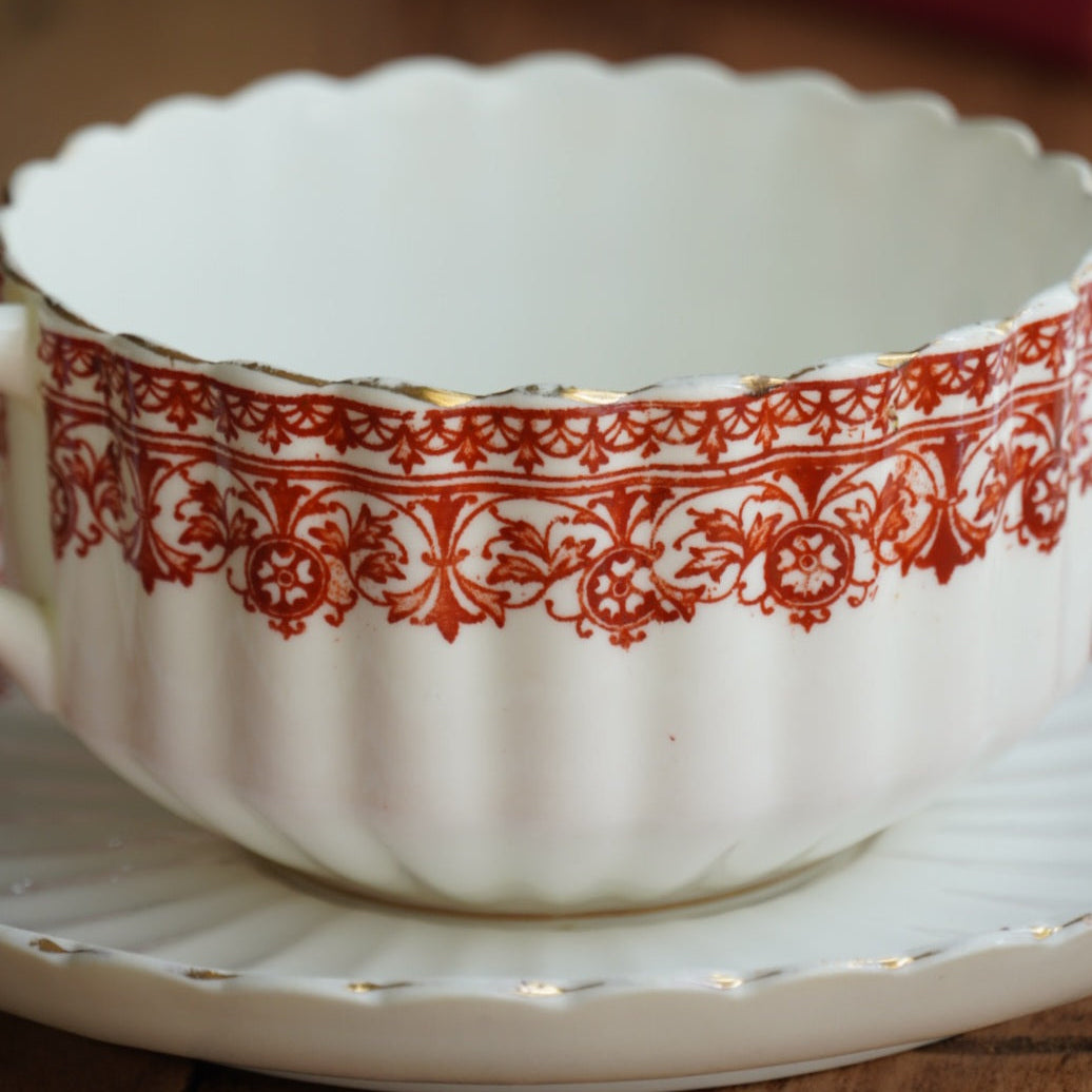 Grande tasse "Hazel" en porcelaine anglaise cannelée avec motifs rougeâtres Chapman