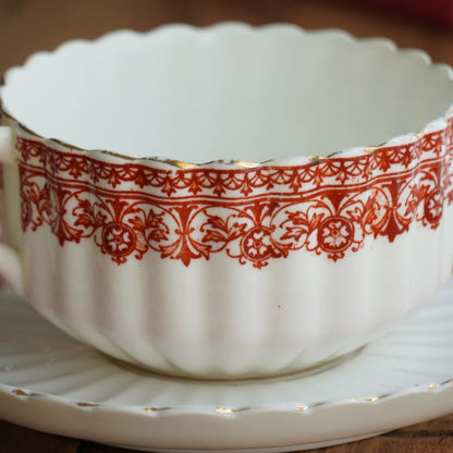 Grande tasse "Hazel" en porcelaine anglaise cannelée avec motifs rougeâtres Chapman