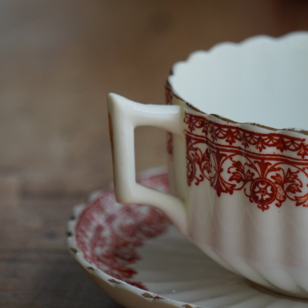 Grande tasse "Hazel" en porcelaine anglaise cannelée avec motifs rougeâtres Chapman