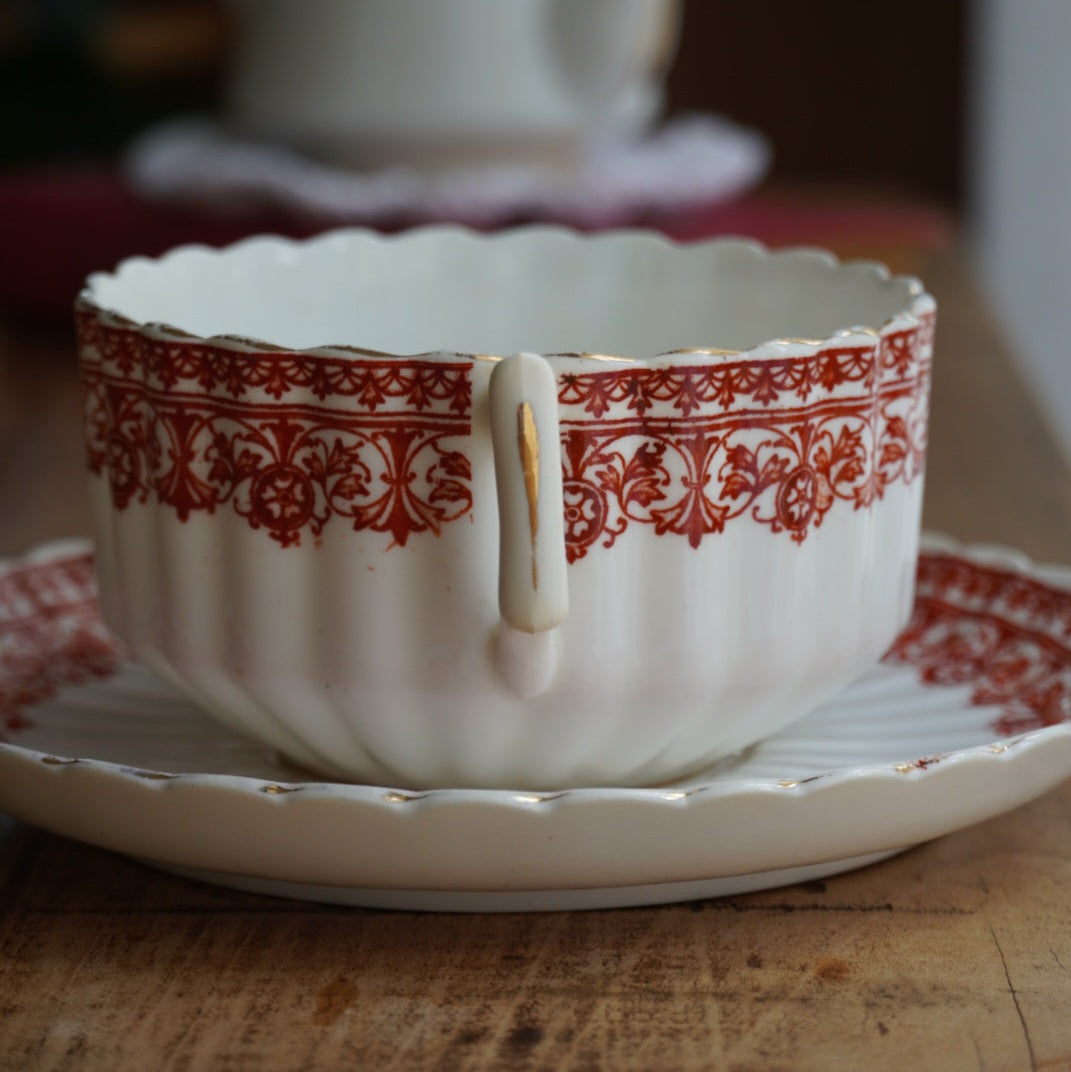 Grande tasse "Hazel" en porcelaine anglaise cannelée avec motifs rougeâtres Chapman