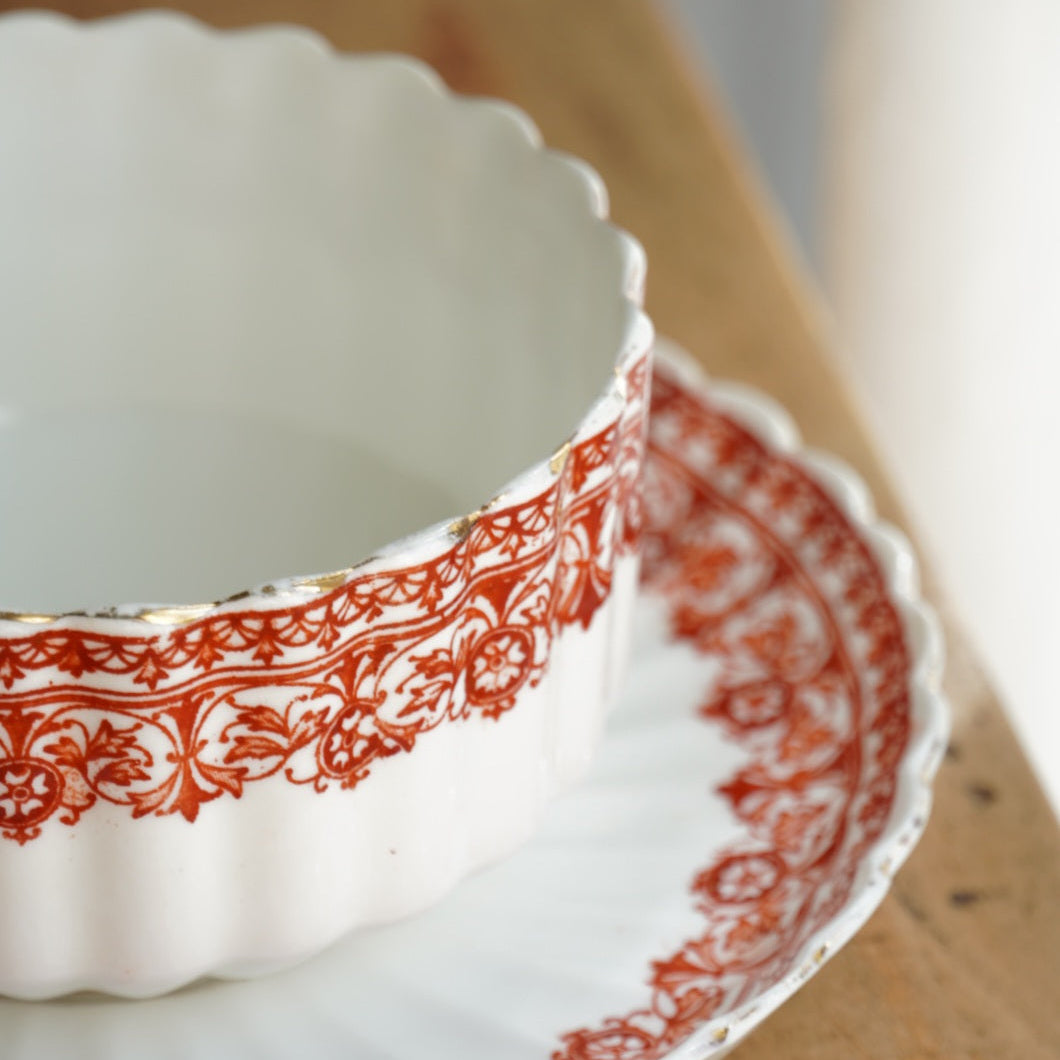 Grande tasse "Hazel" en porcelaine anglaise cannelée avec motifs rougeâtres Chapman