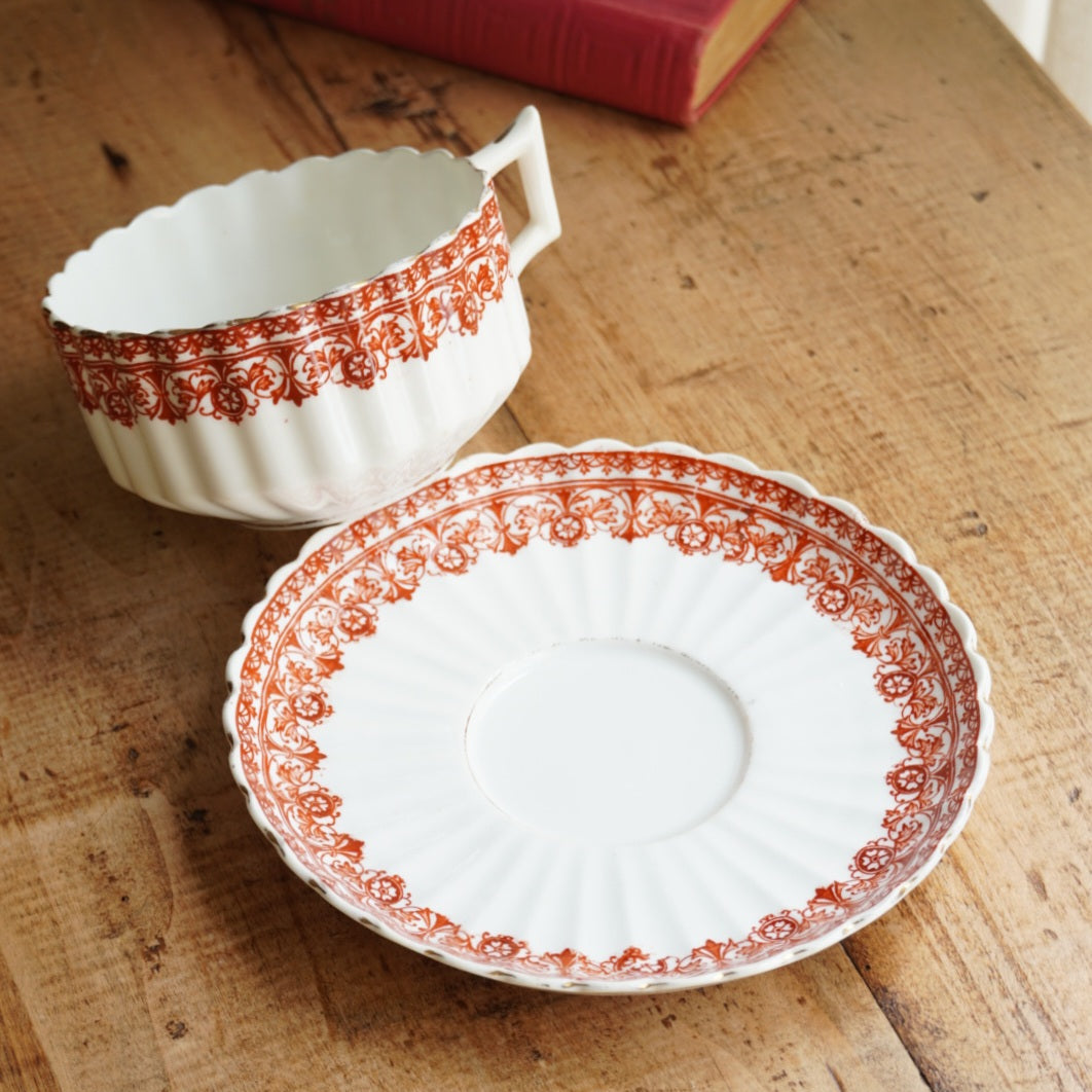 Grande tasse "Hazel" en porcelaine anglaise cannelée avec motifs rougeâtres Chapman