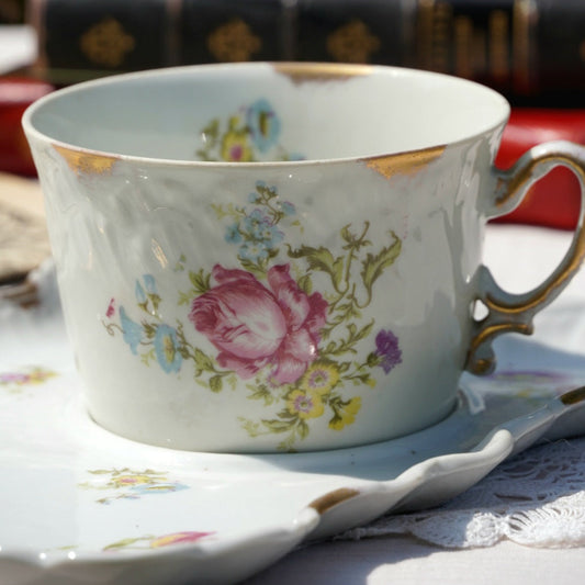 Grande tasse "Paulette" en porcelaine et sa grande sous-tasse fleuries et dorées