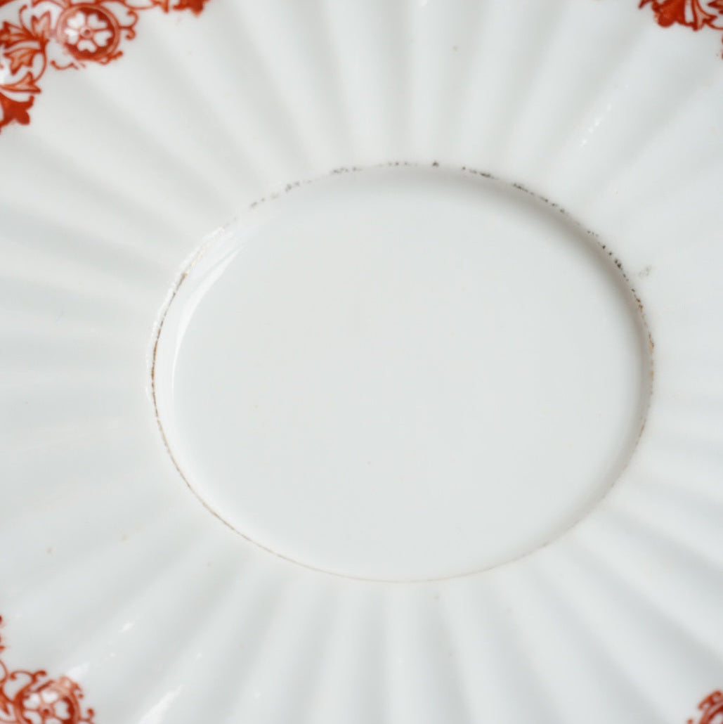 Grande tasse "Hazel" en porcelaine anglaise cannelée avec motifs rougeâtres Chapman