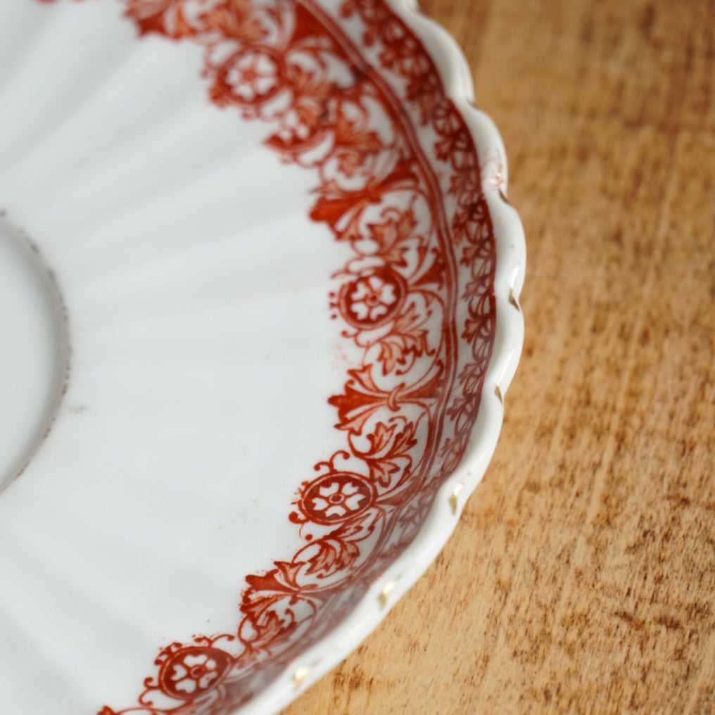 Grande tasse "Hazel" en porcelaine anglaise cannelée avec motifs rougeâtres Chapman
