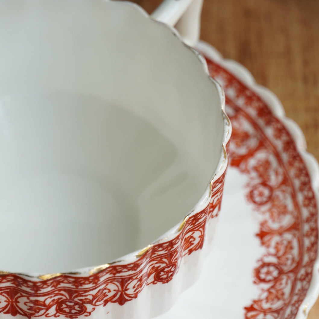 Grande tasse "Hazel" en porcelaine anglaise cannelée avec motifs rougeâtres Chapman