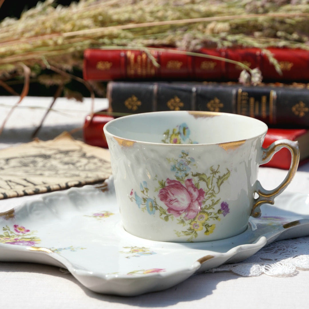 Grande tasse "Paulette" en porcelaine et sa grande sous-tasse fleuries et dorées