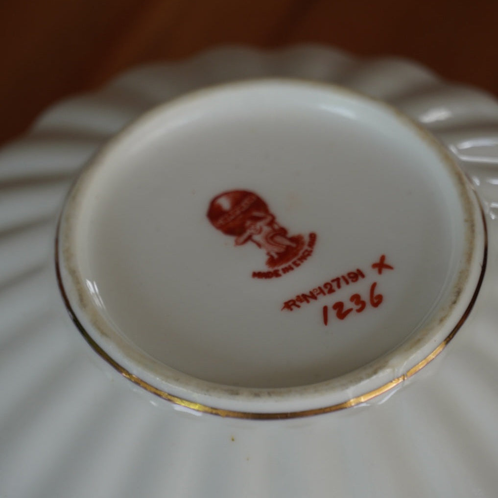 Grande tasse "Hazel" en porcelaine anglaise cannelée avec motifs rougeâtres Chapman